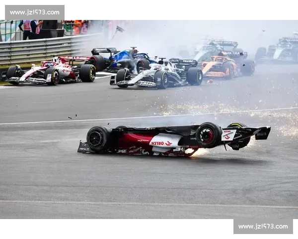 F1赛道惊险瞬间解析：正赛事故背后的原因与影响